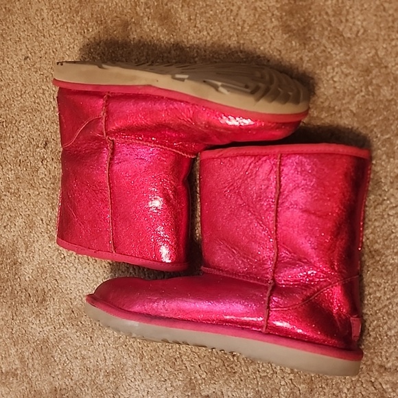 UGG Big Kid's Classic Metallic Sparkle Short Boots - Picture 13 of 14